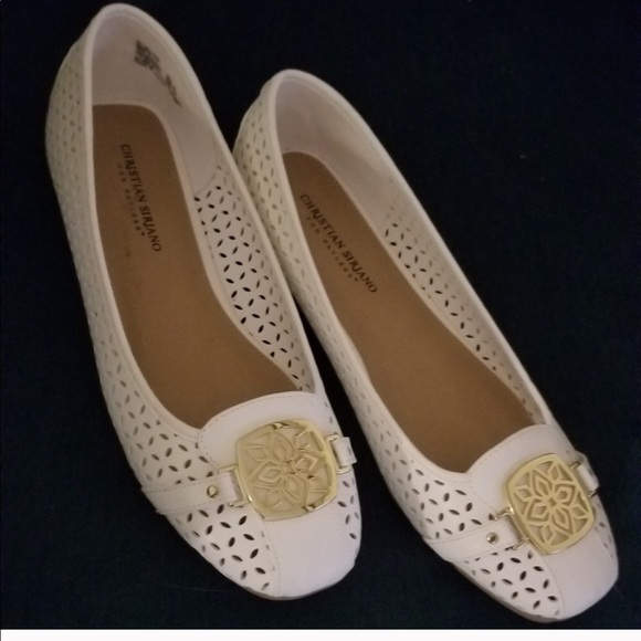 Christian Siriano Shoes - 🌹Gorgeous white flats very comfortable NWT shoes